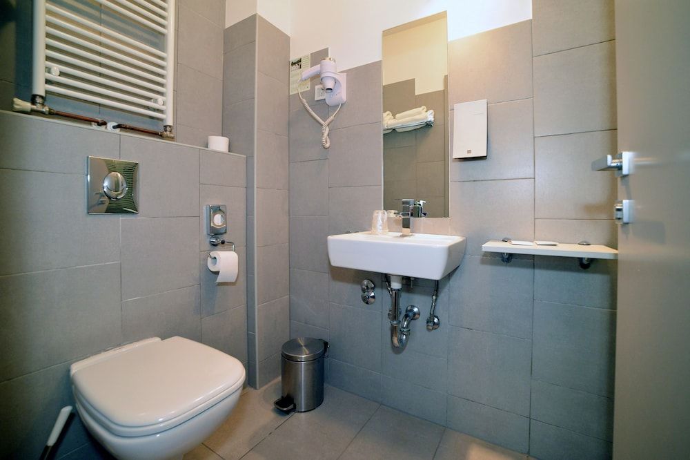 Hotel Garden Economy Double Room 8