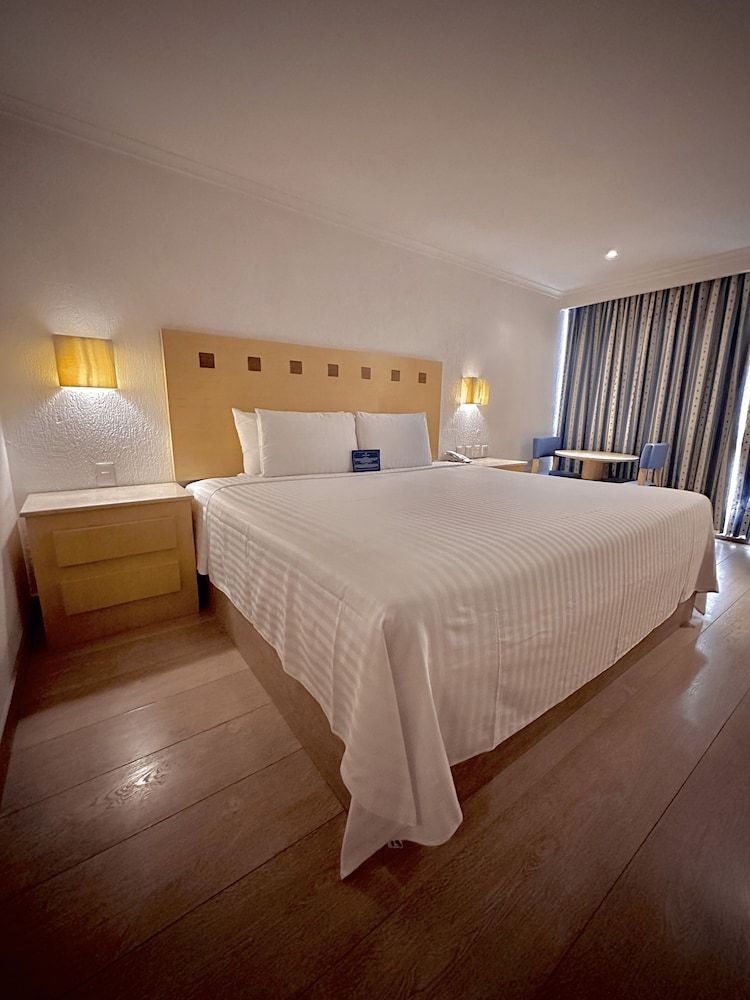 Junior Room, 1 King Bed