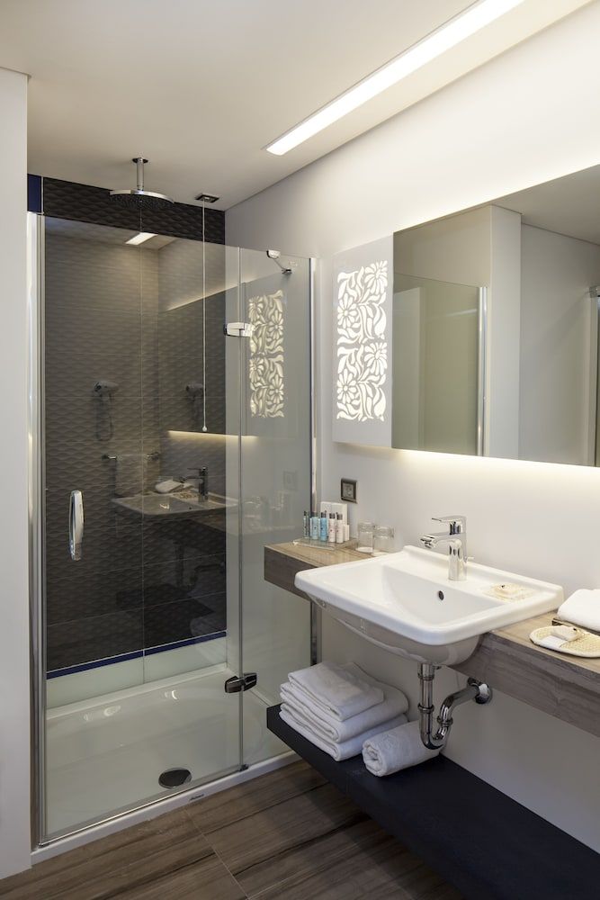 Ramada Hotel & Suites by Wyndham Izmir Kemalpasa Suite, 1 Queen Bed, Non Smoking 4