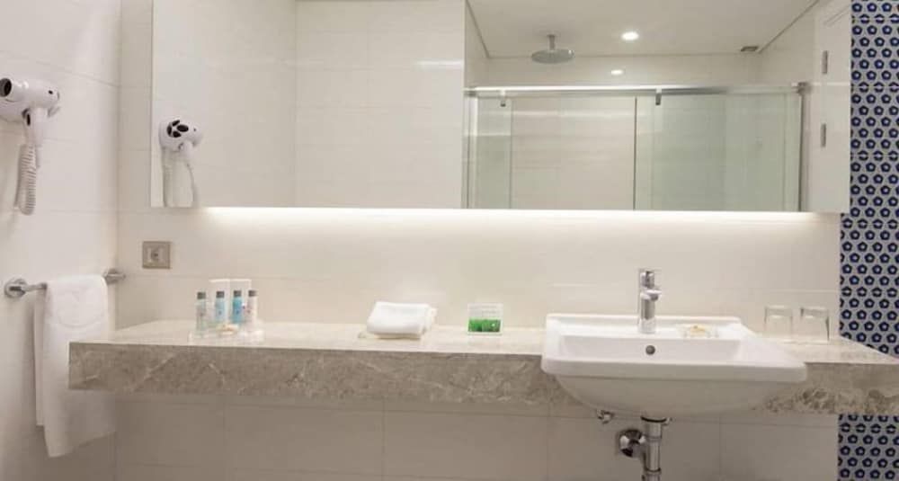 Ramada Hotel & Suites by Wyndham Izmir Kemalpasa Standard Double Bed, Non-Smoking 4