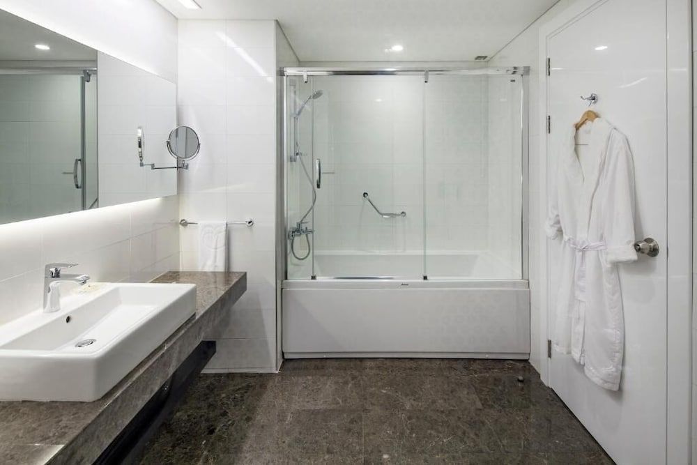 Ramada Hotel & Suites by Wyndham Izmir Kemalpasa Deluxe Room 1 King Size Bed Smoking 4