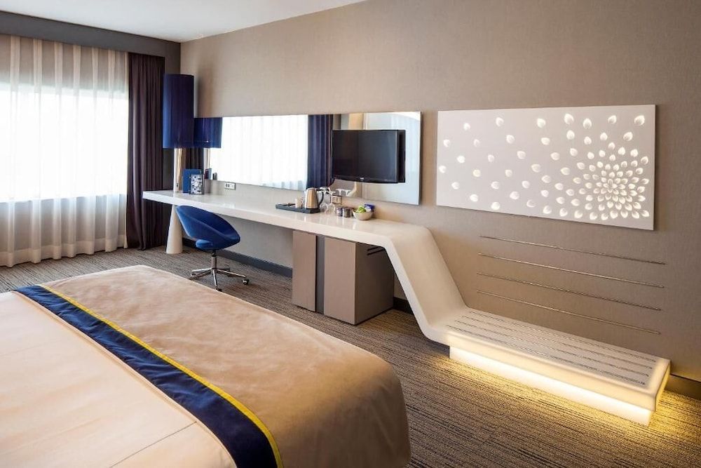 Ramada Hotel & Suites by Wyndham Izmir Kemalpasa Deluxe Room 1 King Size Bed Smoking 2