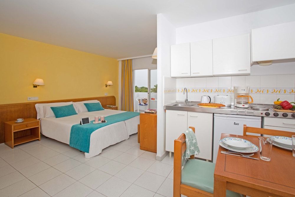 Studio (3 adults, 1 child)