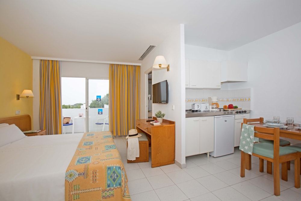 Studio (2 adults, 2 children)