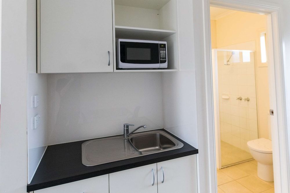 Best Western Mill Park Motel Deluxe Room, 1 Queen Bed, Non Smoking, Kitchenette (Walk-in Shower) 4