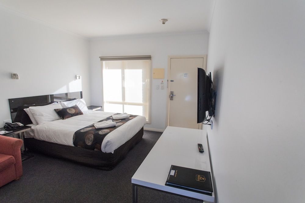 Best Western Mill Park Motel Deluxe Room, 1 Queen Bed, Non Smoking, Kitchenette (Walk-in Shower)