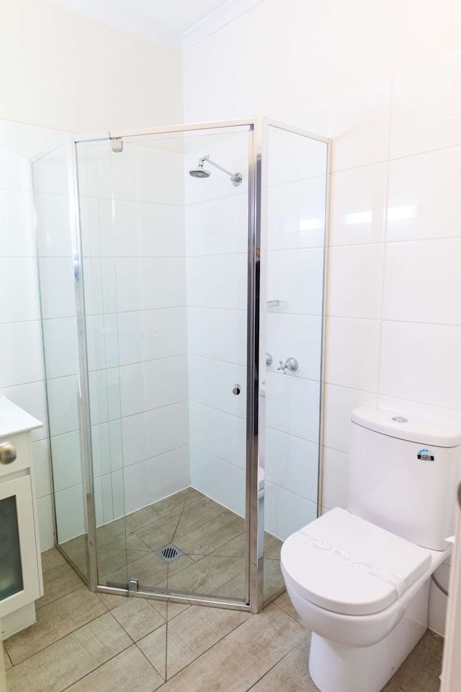 Best Western Mill Park Motel Deluxe Suite, Multiple Beds, Non Smoking, Kitchenette (Walk-in Shower) 5