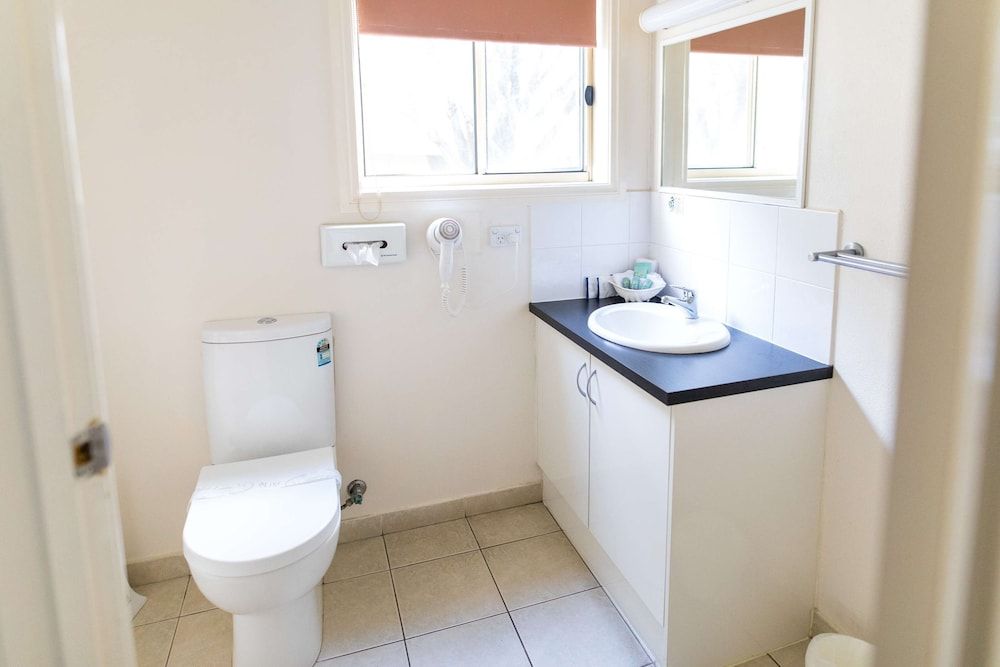 Best Western Mill Park Motel Deluxe Room, 1 Queen Bed, Non Smoking, Kitchenette (Walk-in Shower) 5