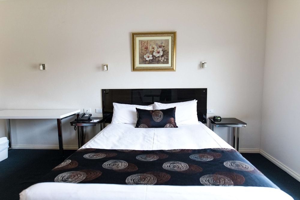 Best Western Mill Park Motel Deluxe Room, 1 Queen Bed, Non Smoking, Kitchenette (Walk-in Shower) 2