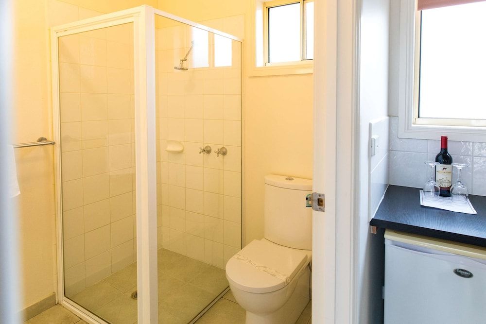 Best Western Mill Park Motel Deluxe Room, 1 Queen Bed, Non Smoking, Kitchenette (Walk-in Shower) 6