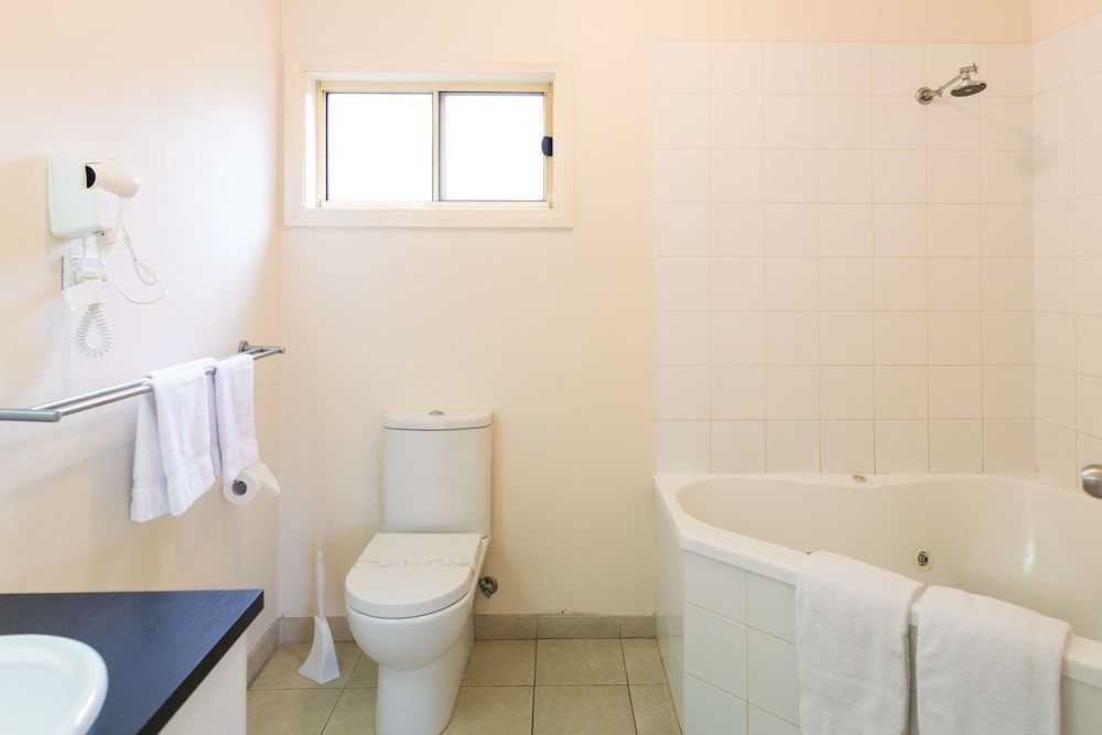 Best Western Mill Park Motel Executive Room, 1 Queen Bed, Non Smoking, Kitchenette (Larger Room) 6