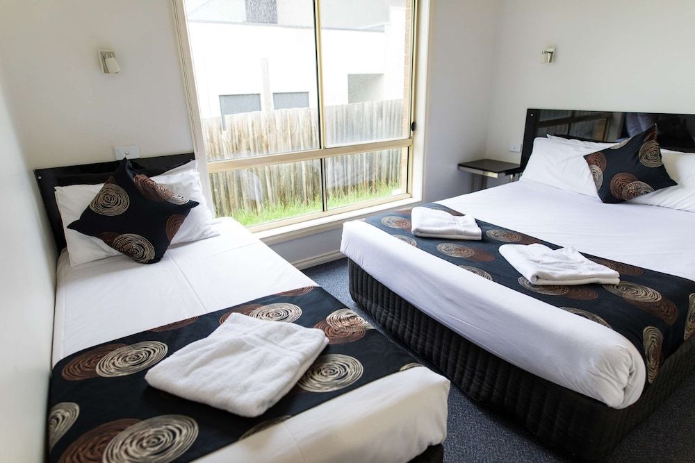 Best Western Mill Park Motel Deluxe Suite, Multiple Beds, Non Smoking, Kitchenette (Walk-in Shower) 2