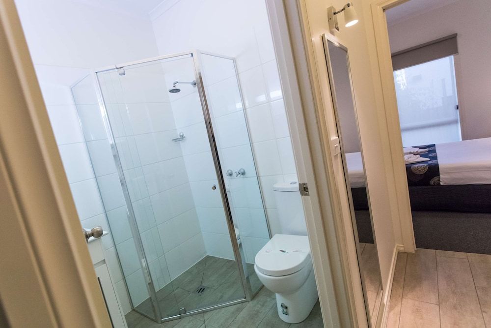 Best Western Mill Park Motel Deluxe Suite, Multiple Beds, Non Smoking, Kitchenette (Walk-in Shower) 4