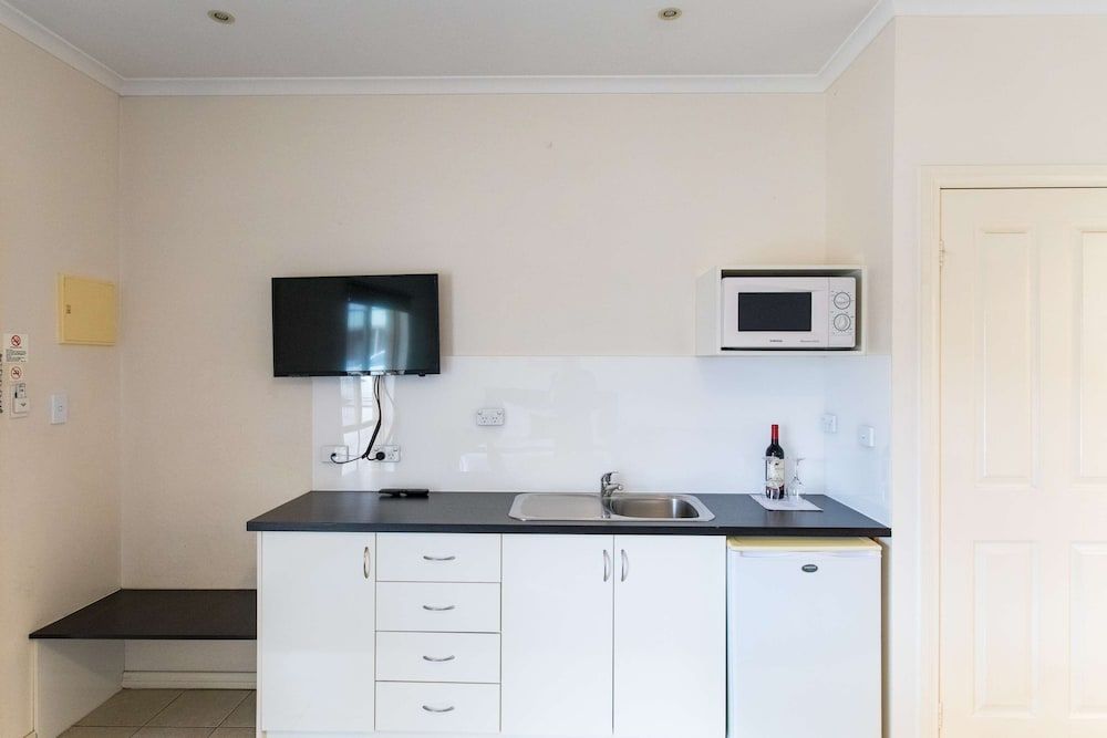 Best Western Mill Park Motel Executive Room, 1 Queen Bed, Non Smoking, Kitchenette (Larger Room) 7