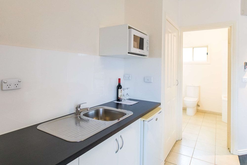 Best Western Mill Park Motel Executive Room, 1 Queen Bed, Non Smoking, Kitchenette (Larger Room) 5