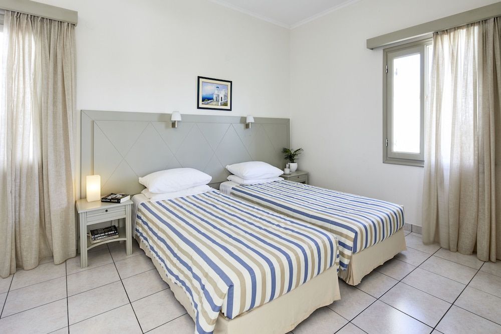 Nissos Thira Hotel Standard Room 9