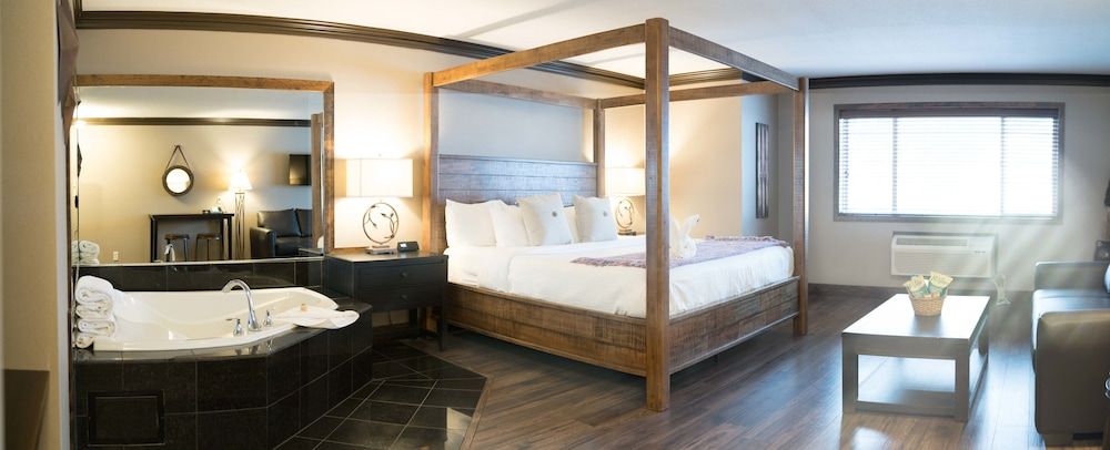 Suite, 1 King Bed, Jetted Tub
