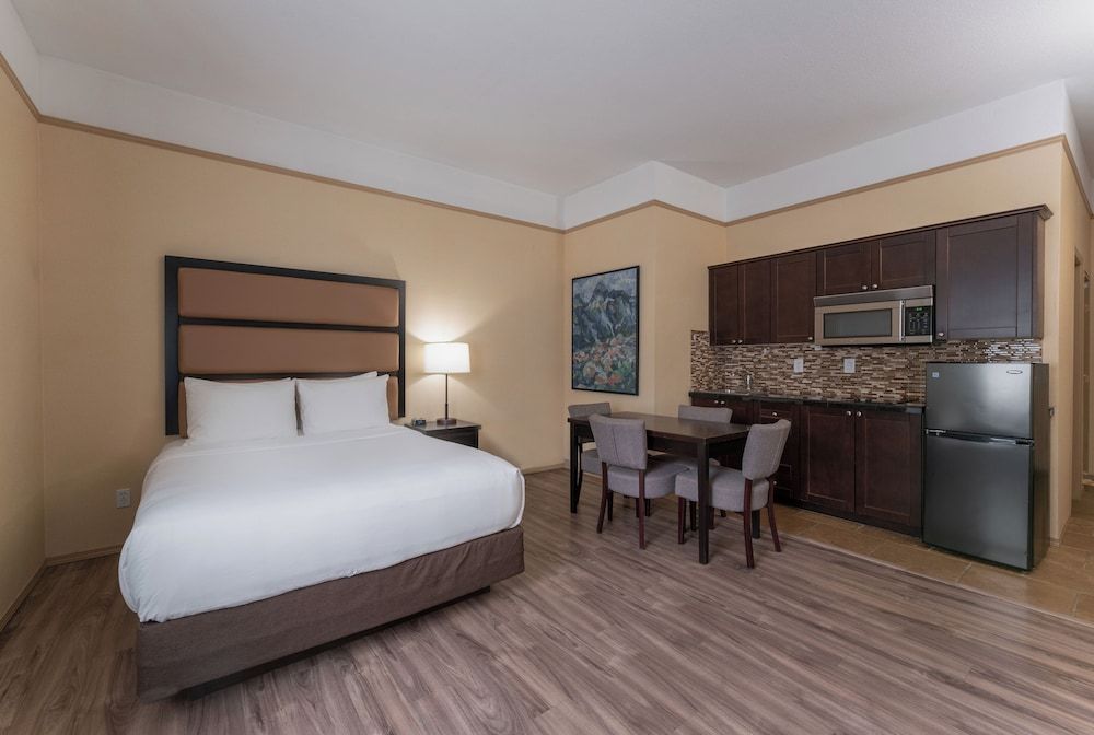 undefined Prestige Inn Golden 4