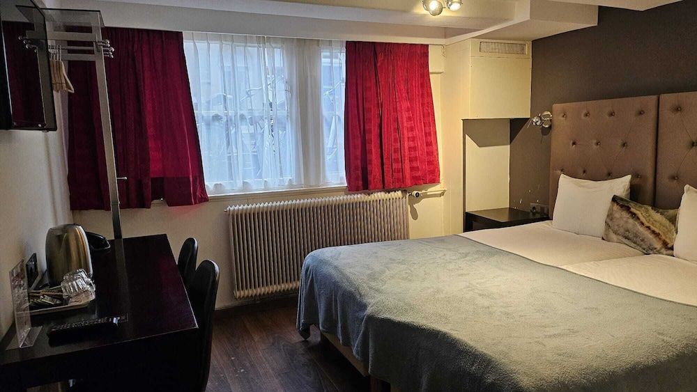 Quentin Hotel Golden Bear Lower Ground Floor Double Room 2