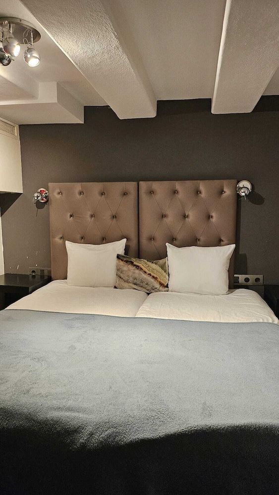 Quentin Hotel Golden Bear Lower Ground Floor Double Room 3