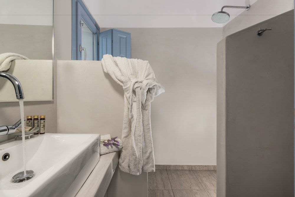 Apanemo Hotel Executive Suite, 1 Bedroom, Sea View (street level) 6