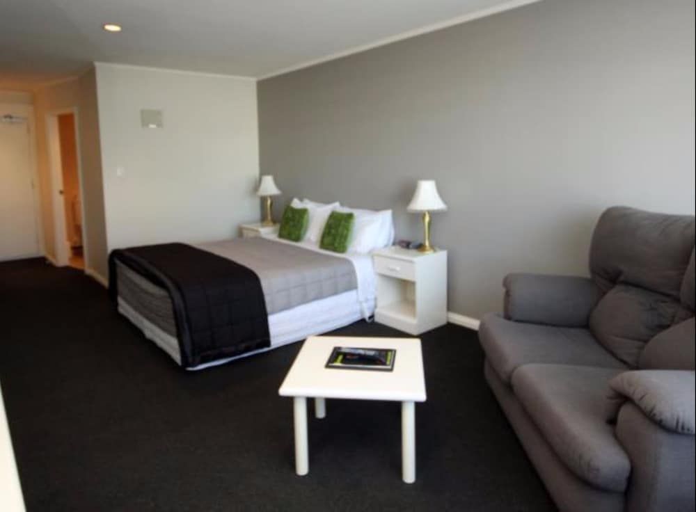 Champers Motor Inn Studio 3