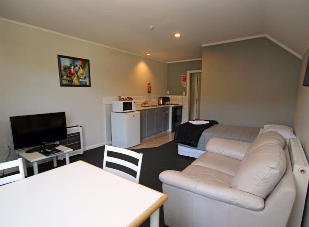 Champers Motor Inn One Bedroom 4