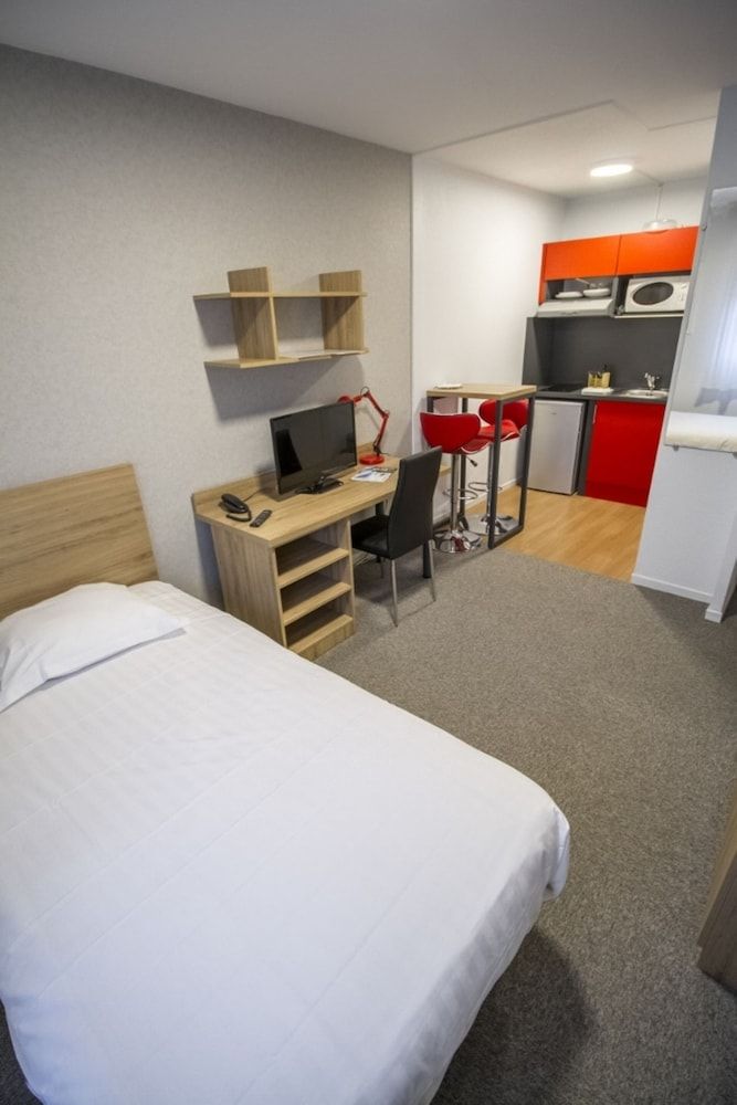 Studio, 1 Twin Bed