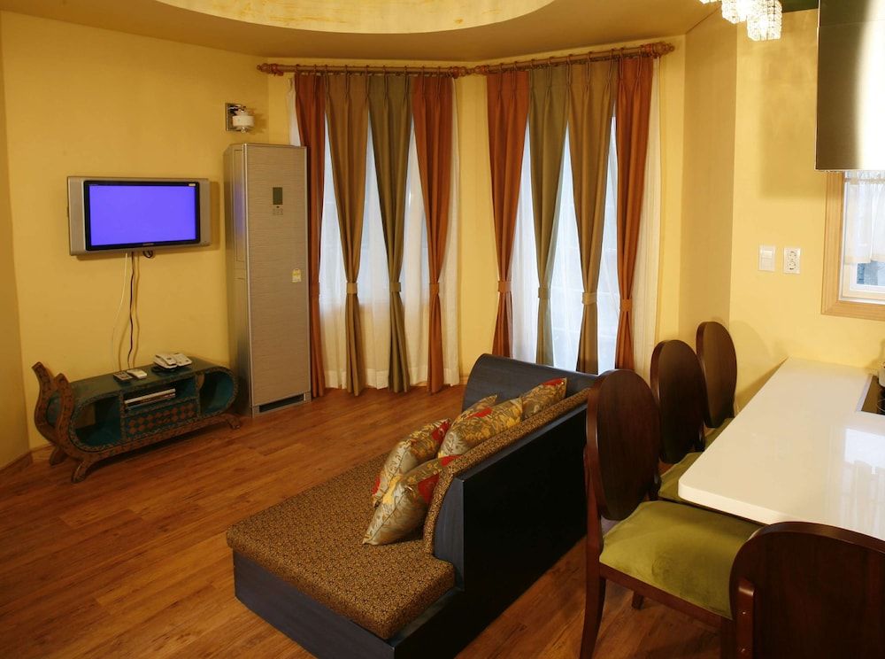 Elf Resort Hotel Suite 9