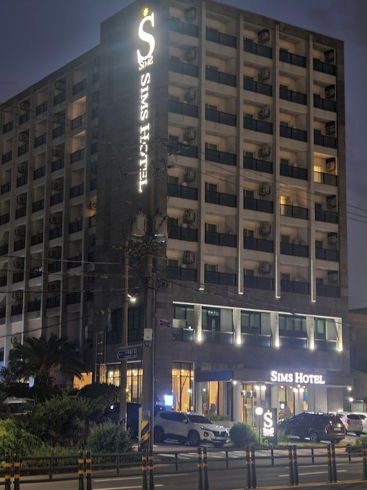 undefined Sims Hotel 6