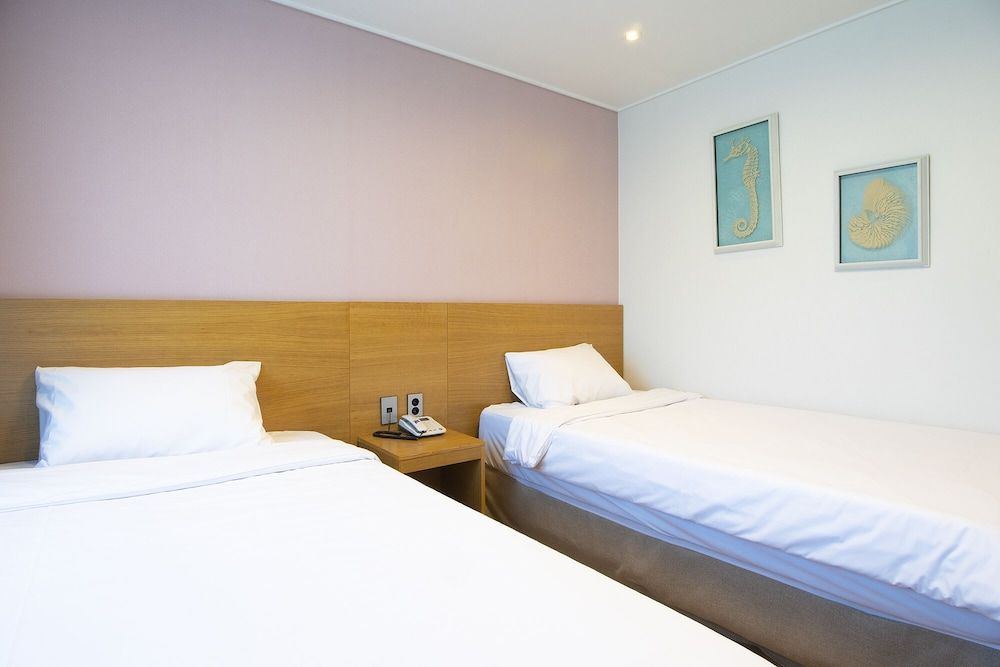 Sims Hotel Standard Twin Room 3