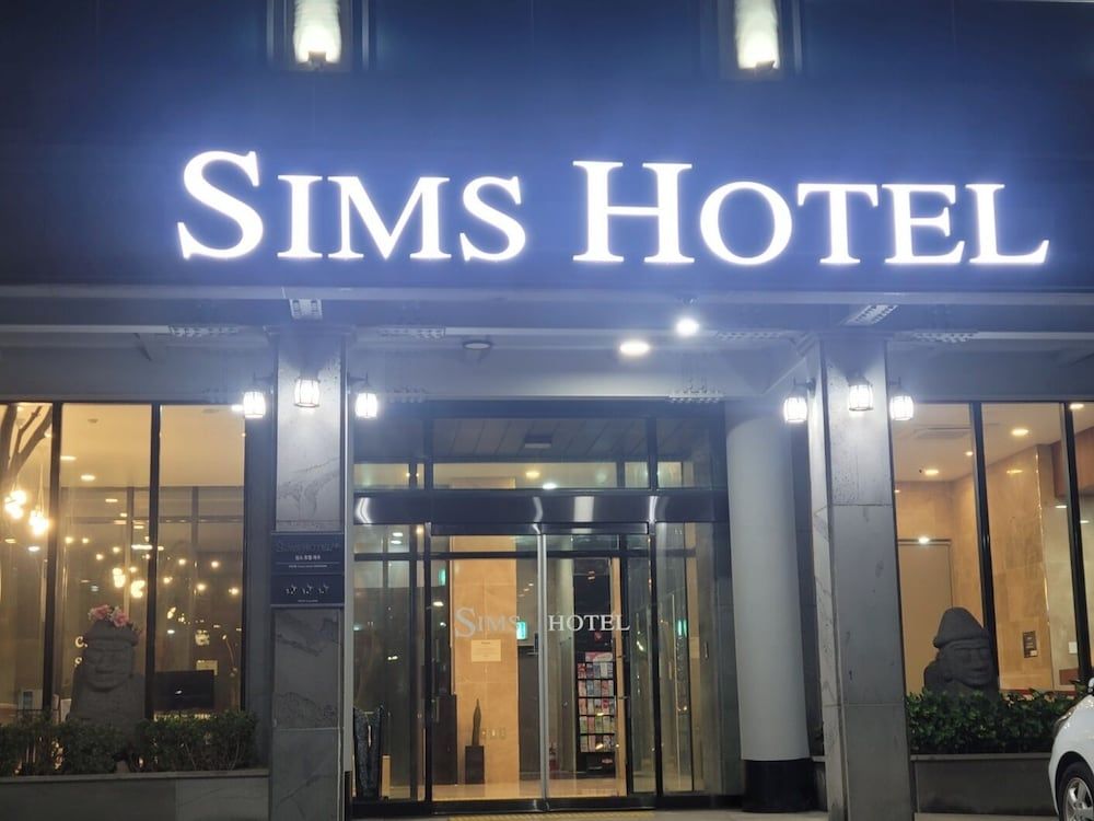 undefined Sims Hotel 4