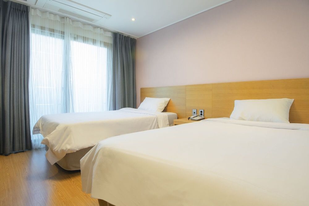 Sims Hotel Standard Twin Room 2