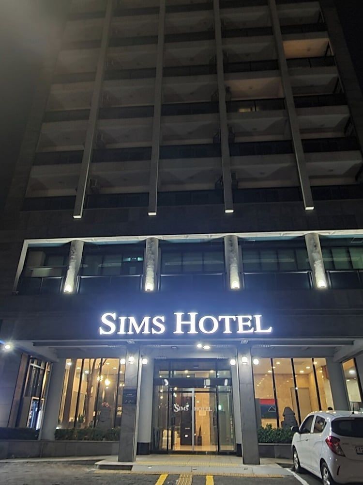 undefined Sims Hotel 5