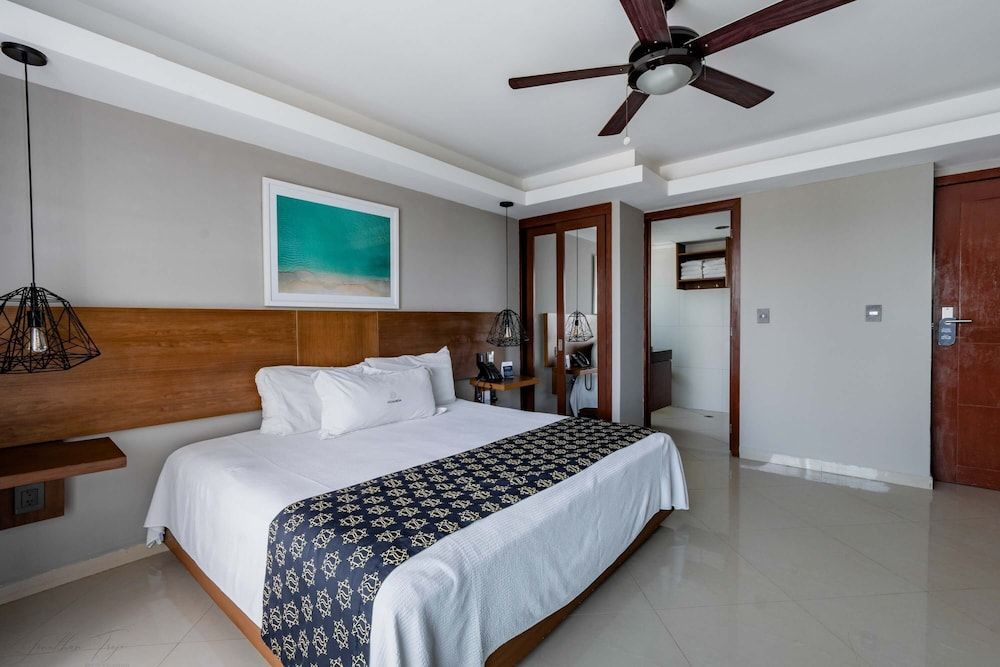 Ocean Dream Cancun by GuruHotel Standard Room, 1 king Bed Lagoon View 4
