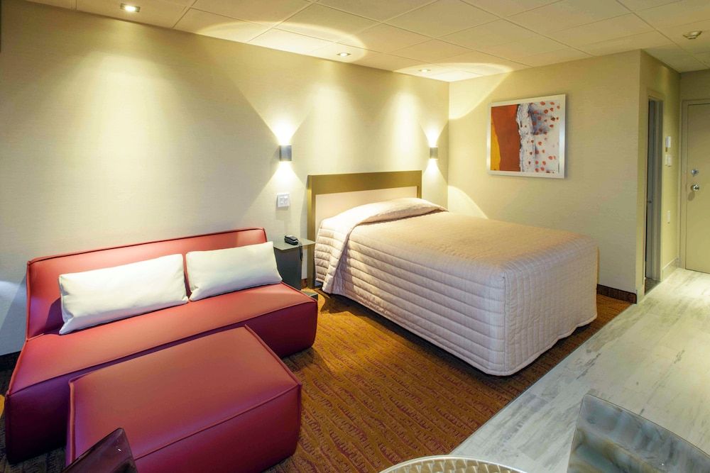 undefined Le Chabrol Hotel & Suites 2