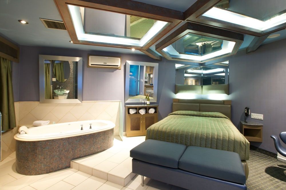 undefined Le Chabrol Hotel & Suites 9