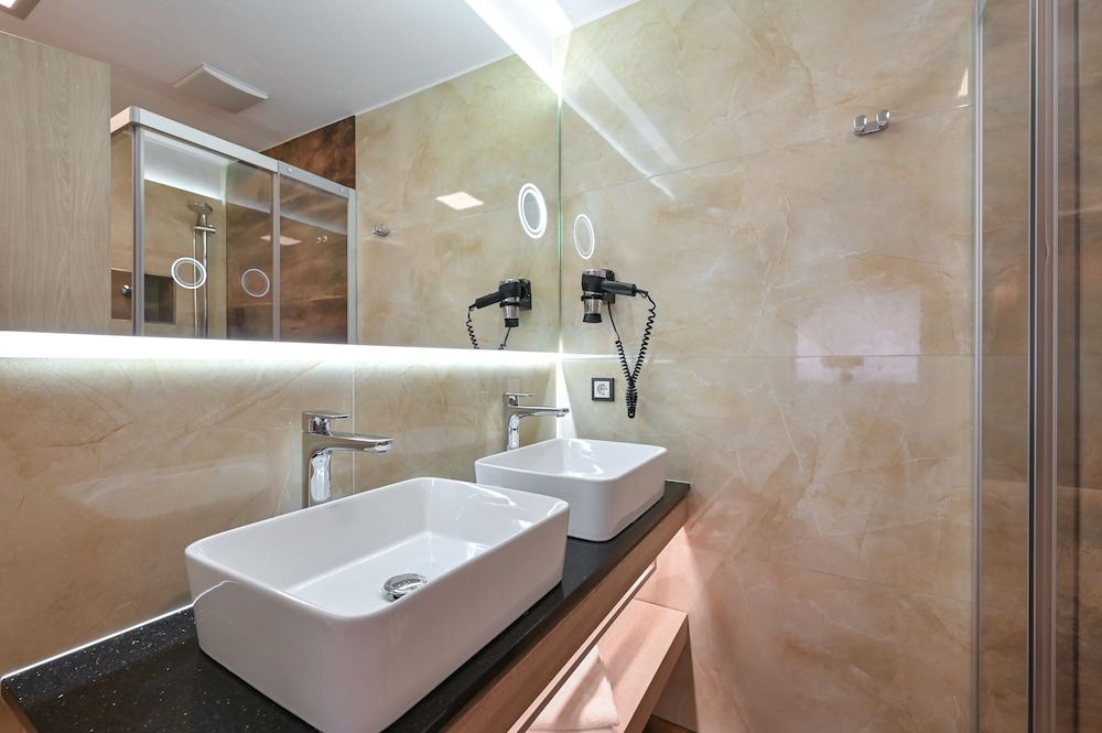 Hotel & Restaurant Ludwigs Deluxe Quadruple Room 22