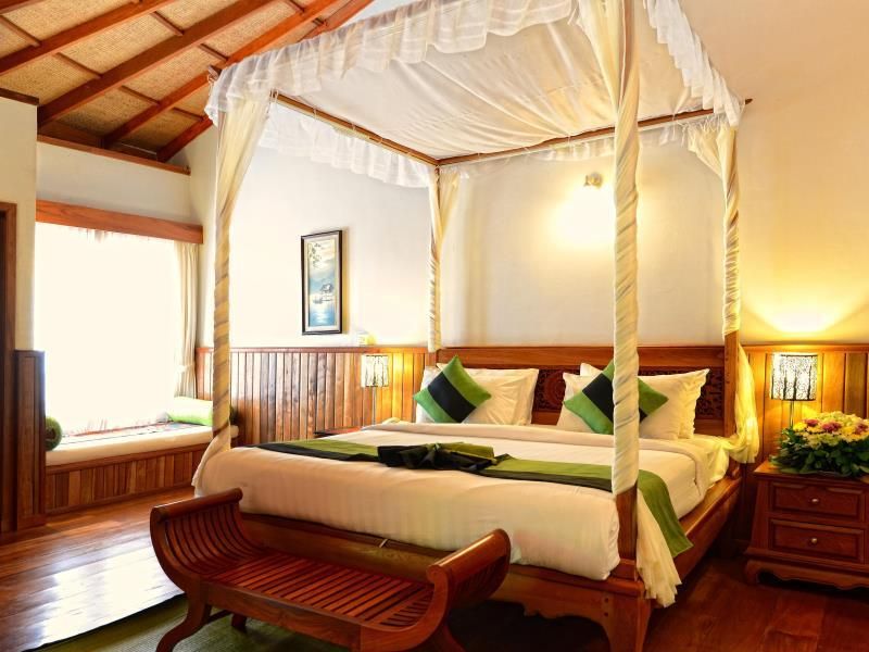 Pavilion Suite King Bed with Sitting Room