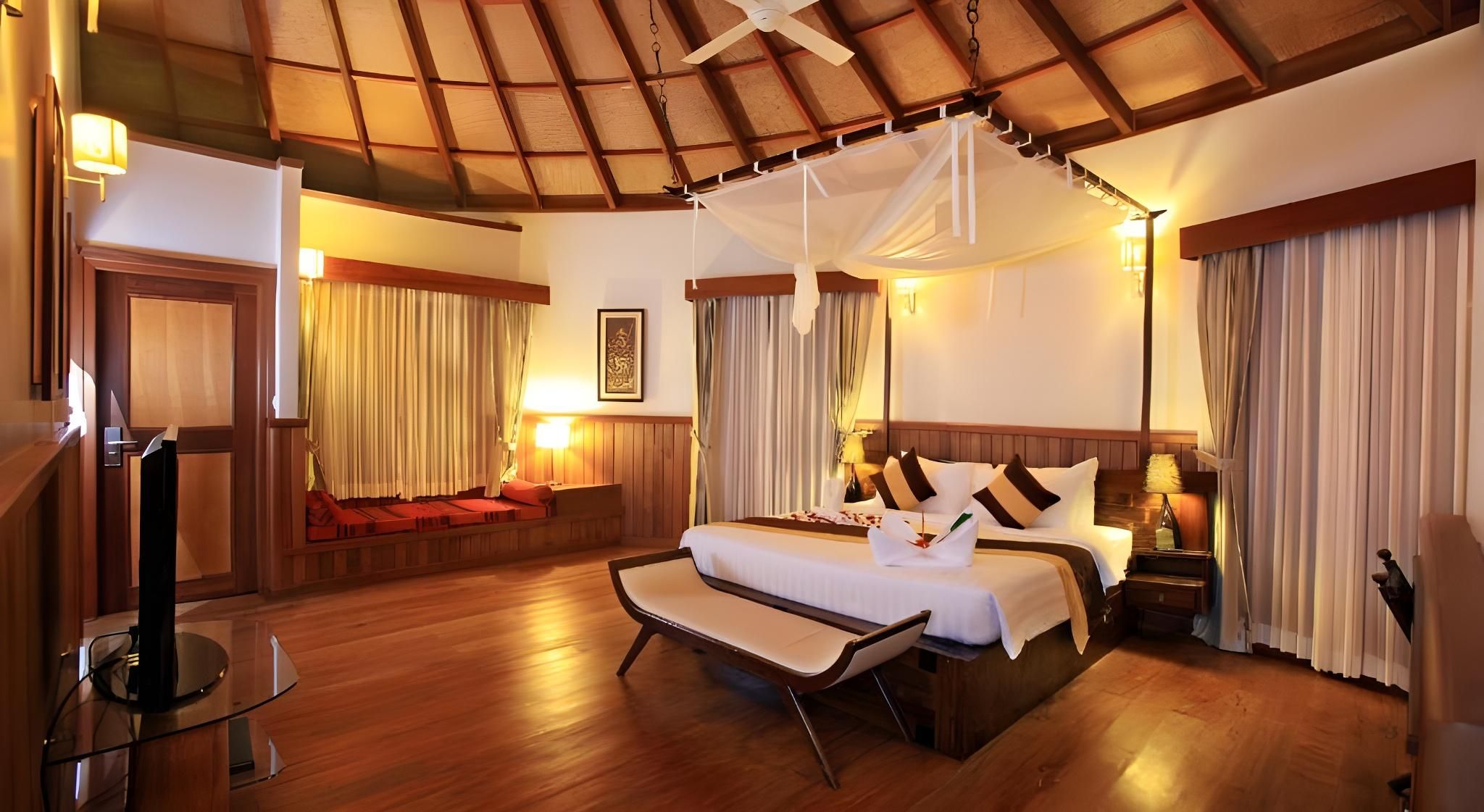 Pavilion Suite King Bed with Sitting Room