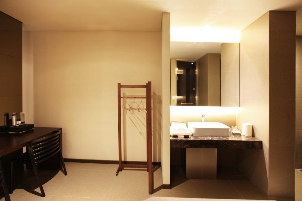Vine Hotel Super Deluxe (Saturday Check-in Time: 8 PM) 17