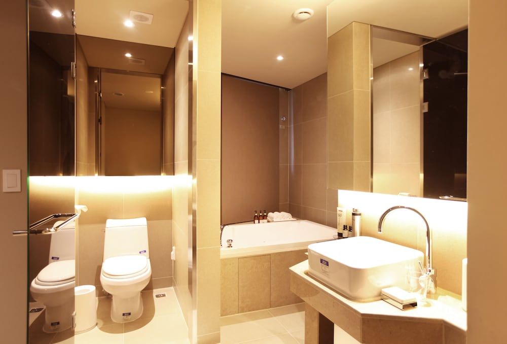 Vine Hotel Deluxe Room (Saturday Check-in Time: 8 PM) 14