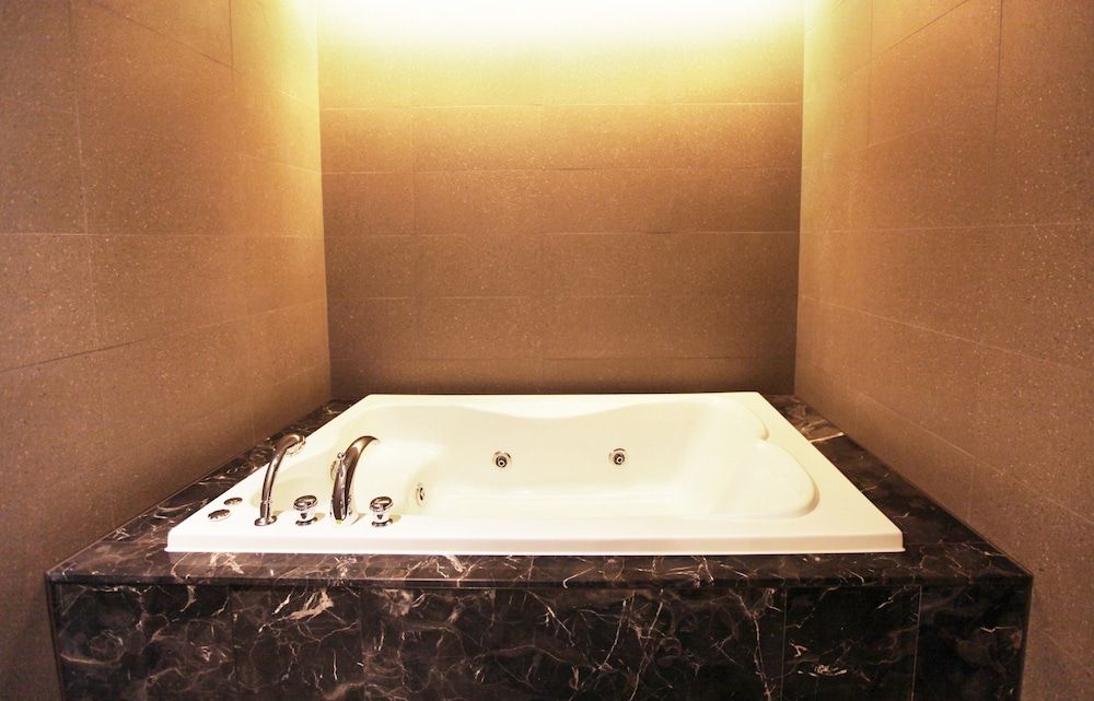 Vine Hotel Super Twin (Saturday Check-in Time: 8 PM) 9