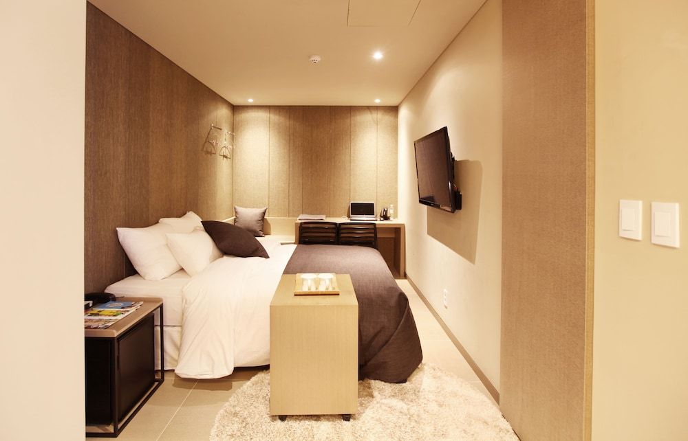 Vine Hotel Deluxe Room (Saturday Check-in Time: 8 PM) 23