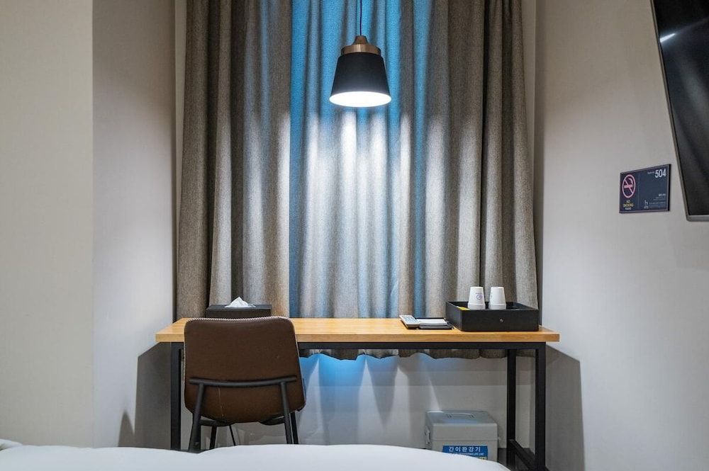 Vine Hotel Deluxe Room (Saturday Check-in Time: 8 PM) 15