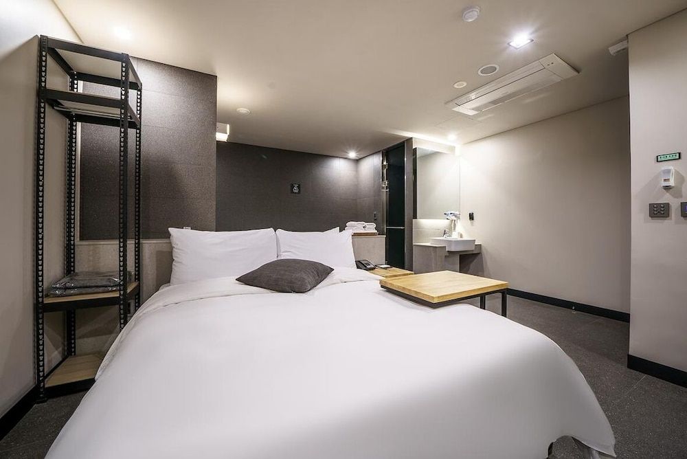Vine Hotel Deluxe Room (Saturday Check-in Time: 8 PM) 5