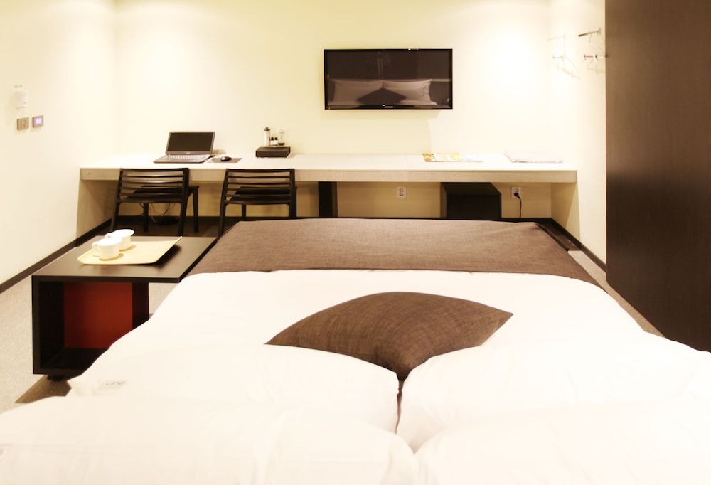 Vine Hotel Deluxe Room (Saturday Check-in Time: 8 PM) 7