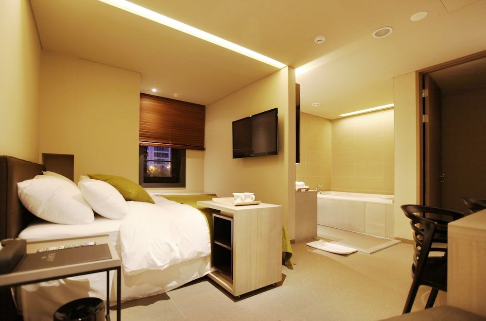 Vine Hotel Deluxe Room (Saturday Check-in Time: 8 PM) 10