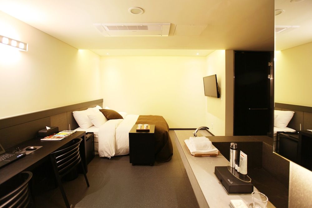 Vine Hotel Deluxe Room (Saturday Check-in Time: 8 PM) 9