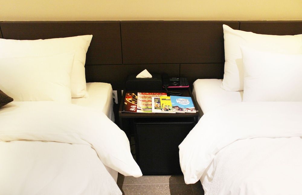 Vine Hotel Super Twin (Saturday Check-in Time: 8 PM) 2